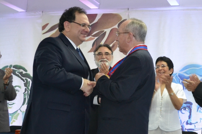 El hermano Pablo García durante la entrega de un reconocimiento en la Universidad Marista de Mérida 